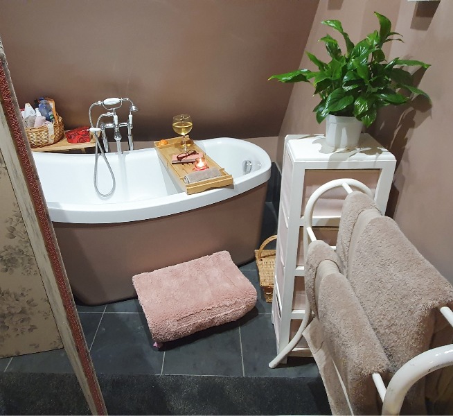 A Bath in a Bedroom - Alba Craft